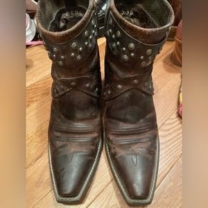Brown Ariat short cowboy boots